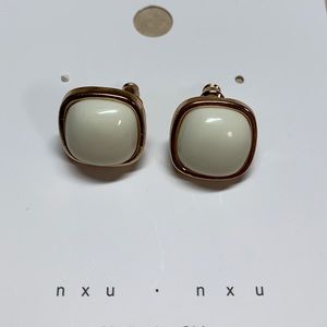 Elegant stud earrings ✨